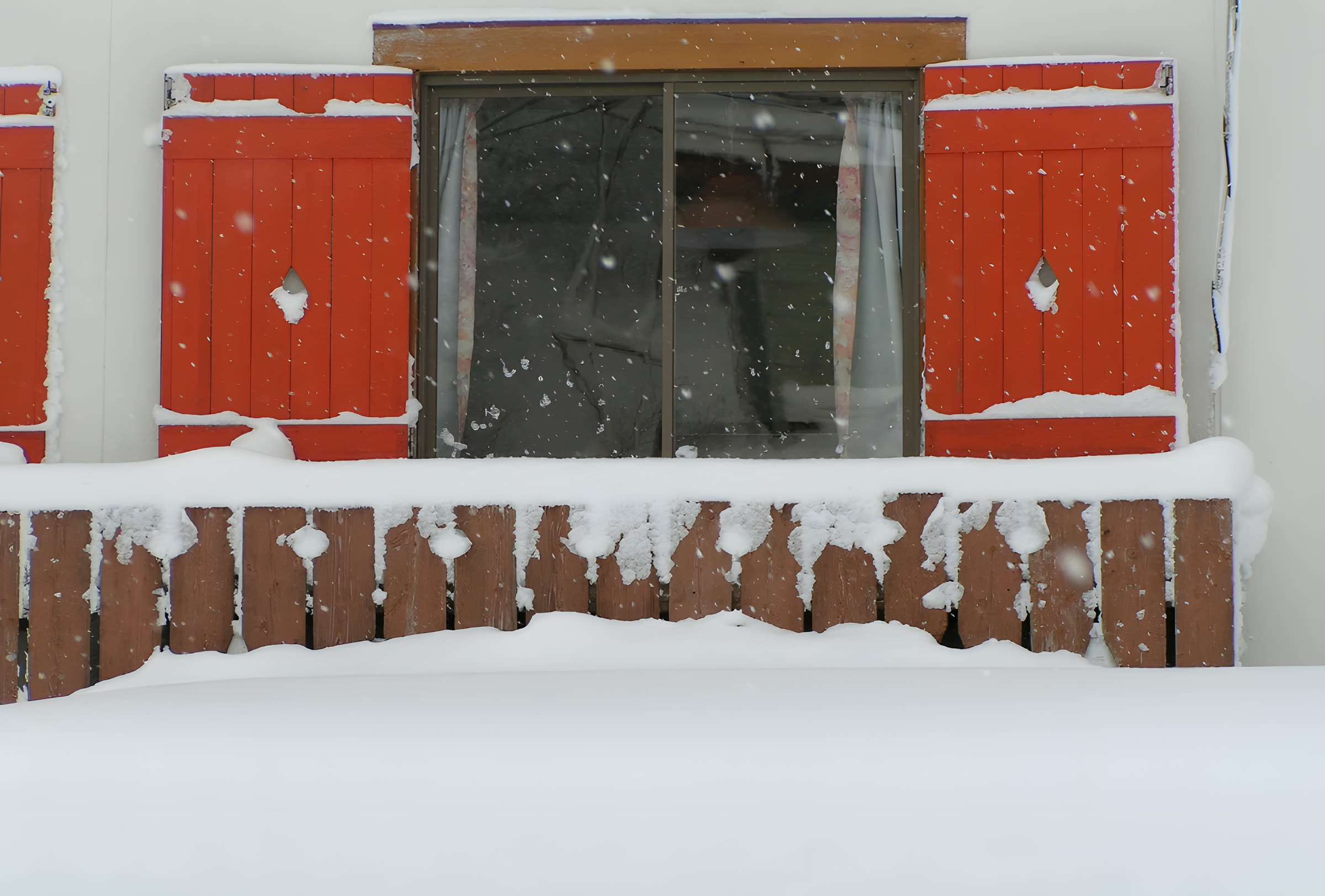 雪に埋もれた赤い窓